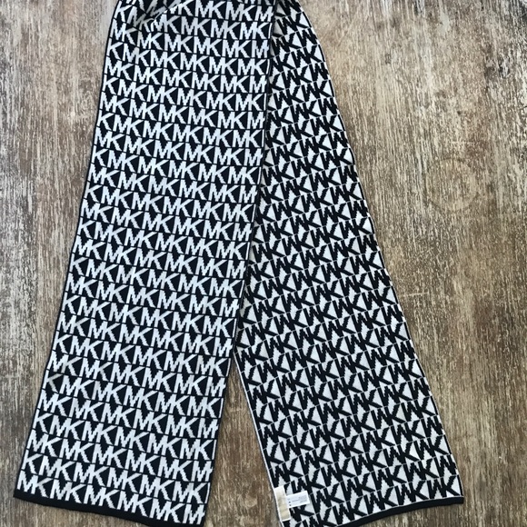 Michael Kors Accessories - NEW AUTHENTIC MICHEAL KORS SCARF 💕